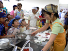 親子で漬物作りに挑戦。子ども達は、はじめてのことにドキドキ。うまくできるかな?