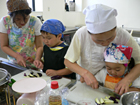 親子で漬物作りに挑戦。子ども達は、はじめてのことにドキドキ。うまくできるかな?